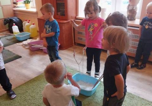 Dzieci robią bańki mydlane za pomocą sznurka